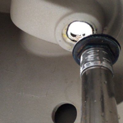 세면대 배수관이 빠졌습니다. 어떻게 붙일까요..?