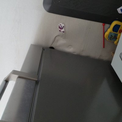 냉장고 수리기사가 장판을 찢어먹었습니다.